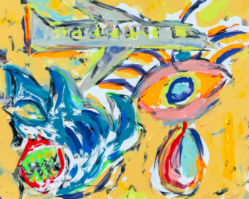 Grabado "Viaje a Menorca" de Laban (Jorge Labandeira): composición apaisada muy colorida: un avión gris arriba, un gran ojo naranja y azul con una lágrima, una cabeza azul con lengua verde y un fondo amarillo lleno de trazos.