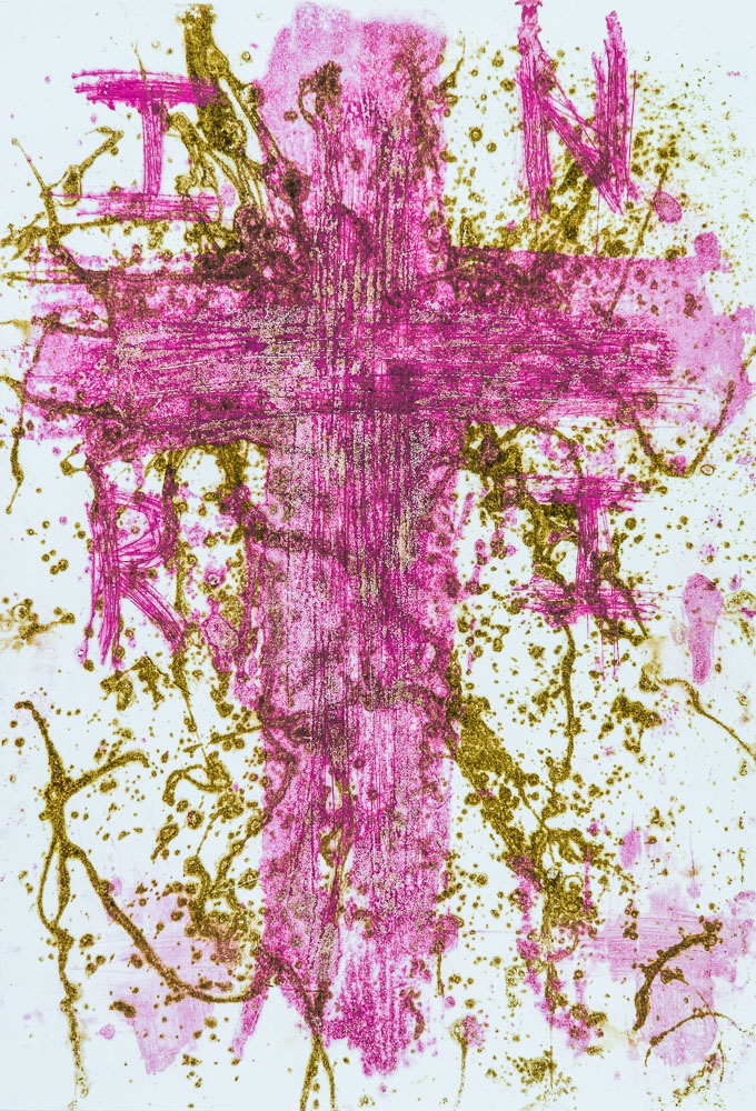 Grabado "Para INRI" de Laban (Jorge Labandeira): una cruz rosa con las letras INRI en la parte superior, rodeada de salpicaduras y trazos dorados y ocres sobre papel blanco.