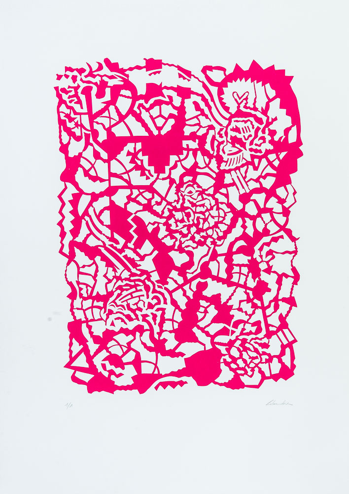 Grabado "Se lo regalo a Cris Vidal" de Laban (Jorge Labandeira): mancha rosa fucsia calada como un encaje, con caras, figuras y garabatos recortados en blanco, centrada sobre papel blanco.
