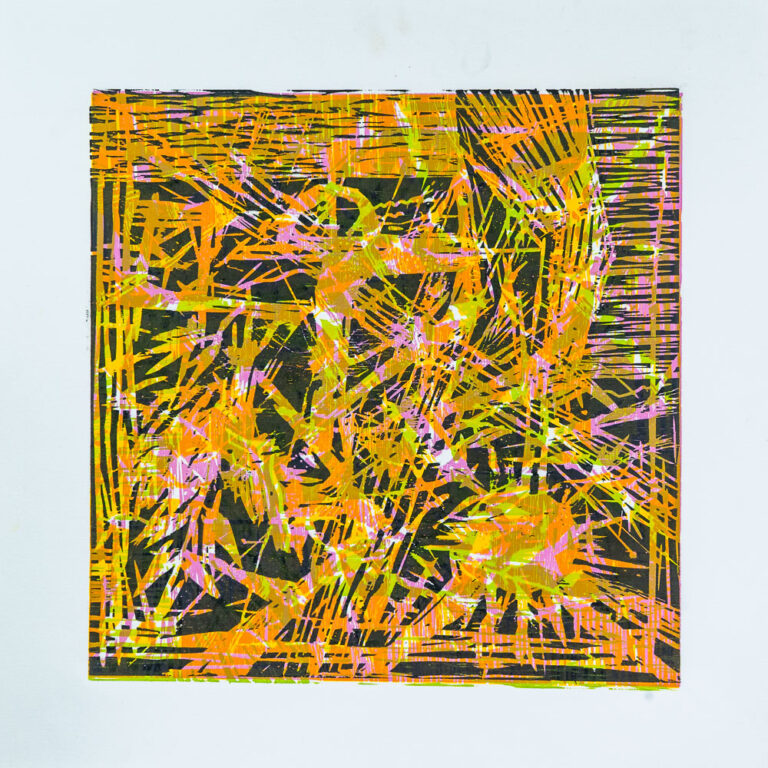 Grabado "Isaac no seas pesado que ya te mando el disco duro!" de Laban (Jorge Labandeira): cuadrado negro cubierto de líneas finas cruzadas en amarillo, naranja y rosa, como un enjambre de rayas, sobre papel blanco.