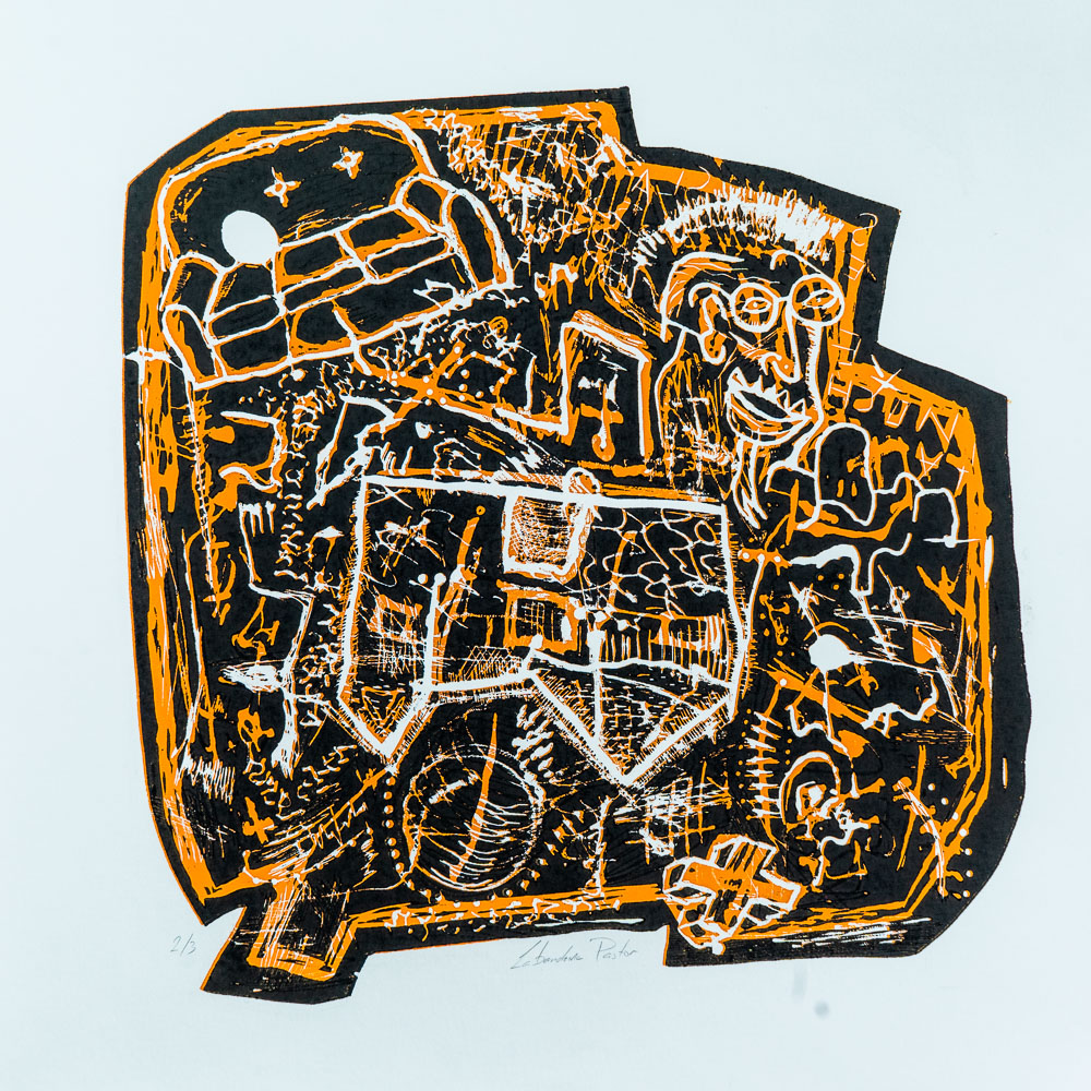 Grabado "Mi reino" de Laban (Jorge Labandeira): forma negra irregular recortada, con el borde y un enredo de figuras, caras y objetos en naranja y blanco tallados en su interior, sobre papel blanco.