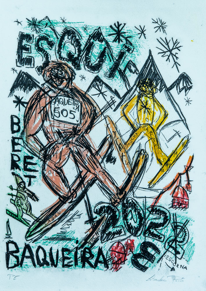 Grabado "Baqueira 2023" de Laban (Jorge Labandeira): dibujo a línea de un esquiador con dorsal 505 bajando entre montañas y estrellas, con los textos ESQUÍ, BAQUEIRA y 2023, en negro, terracota, amarillo y verde.