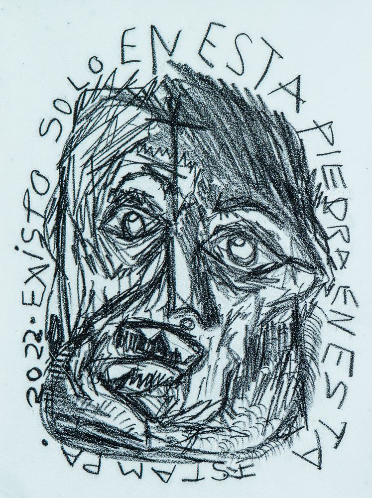 Grabado "Solo existo en esta piedra" de Laban (Jorge Labandeira): retrato de una cara dibujada a lápiz graso en negro, con la frase SOLO EXISTO EN ESTA PIEDRA escrita alrededor a mano, sobre papel claro.