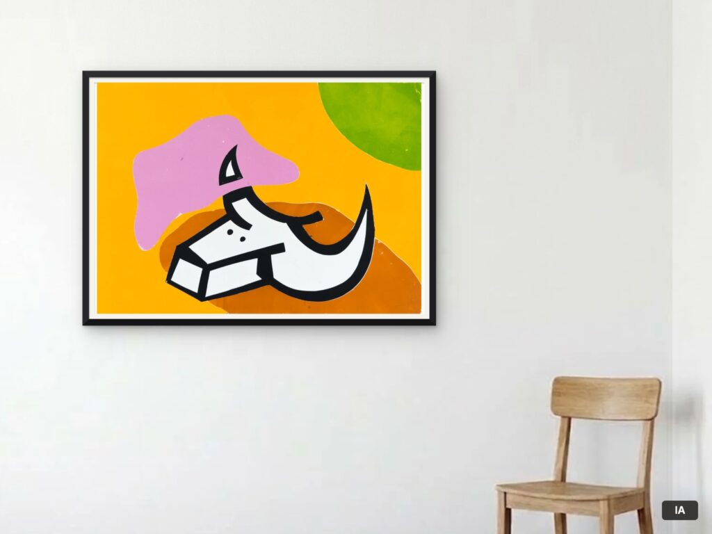 Simulación hecha con IA: «Ya le dijo su madre que no torease en plena ola de calor» (papel 100 × 70 cm) con marco negro y paspartú, en una pared de 2,60 m junto a una silla, para hacerse una idea de las dimensiones.