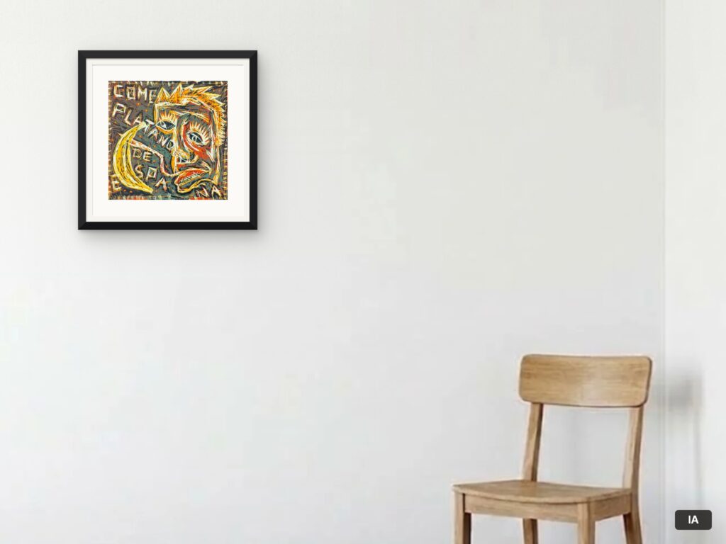 Simulación hecha con IA: «Come plátano de España» (papel 38 × 38 cm) con marco negro y paspartú, en una pared de 2,60 m junto a una silla, para hacerse una idea de las dimensiones.