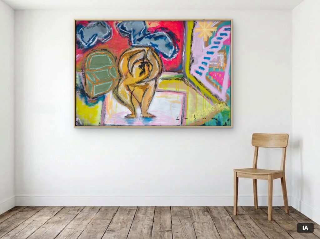 Simulación hecha con IA: «La señora Espiauba» (140 × 95 cm) con un marco fino de pino claro orientativo, colgado en una pared junto a una silla, para hacerse una idea de las dimensiones.