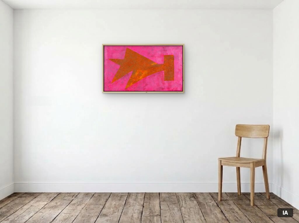 Simulación hecha con IA: «No me claves tus puñales por la espalda» (76 × 44 cm) con un marco fino de pino claro orientativo, colgado en una pared junto a una silla, para hacerse una idea de las dimensiones.